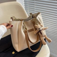 レトロなバッグの女性2025の新型の時、アウトドアはまだ大容量のシングルバッグに合わせて学生の授業で通勤するハンドバッグです。