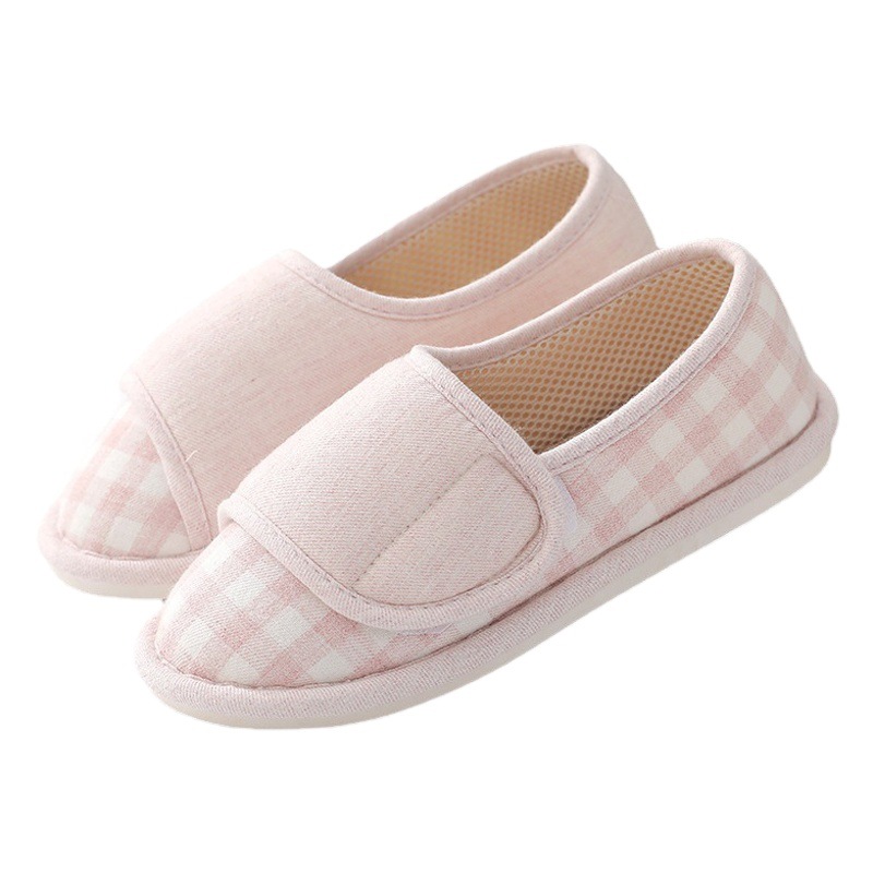 Cuatro estaciones transpirables modelos delgados para mujeres embarazadas antes y después del parto zapatos de confinamiento antideslizantes, cómodos y lindos, zapatillas de algodón de confinamiento de malla con tacón