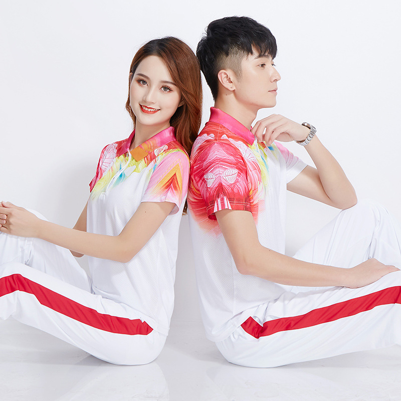 빨간색 반팔 + 빨간색 넓은 줄무늬가 있는 흰색 바지