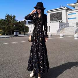 2025秋装新款法式优雅松紧腰修身显瘦碎花连衣裙复古遮胯长袖裙子