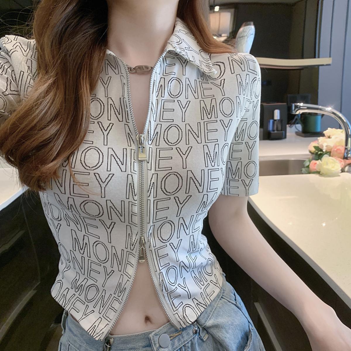 Short summer T-shirt with zipper