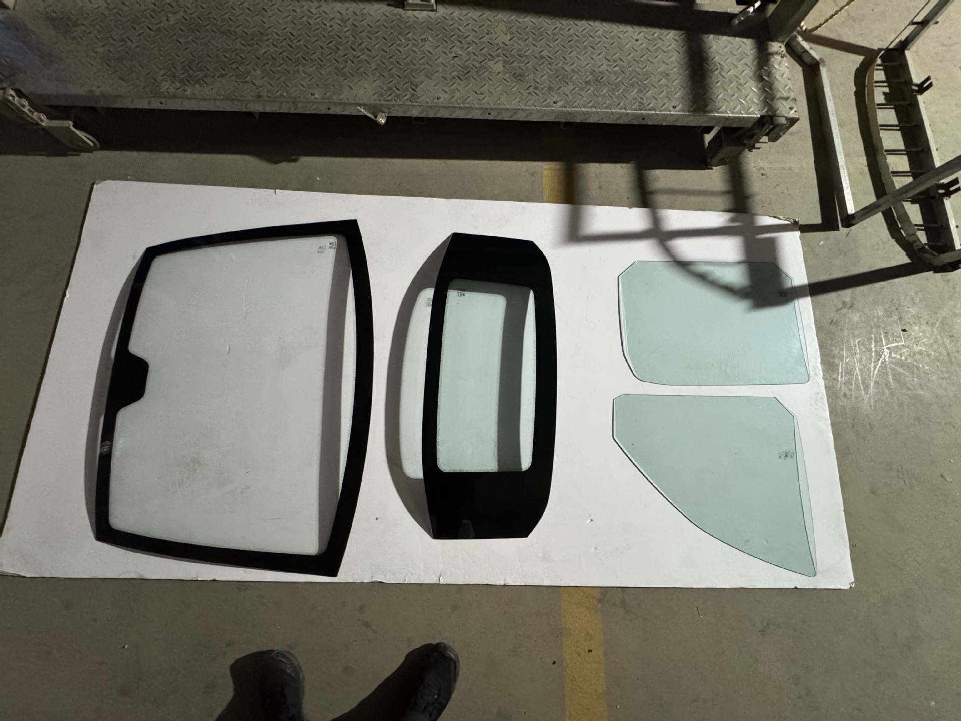 Longqi A11 Whole Vehicle Glass Wholesale Reinforced Anti-Crack Window Glass New Energy Longqi Whole Vehicle Tempered Glass
