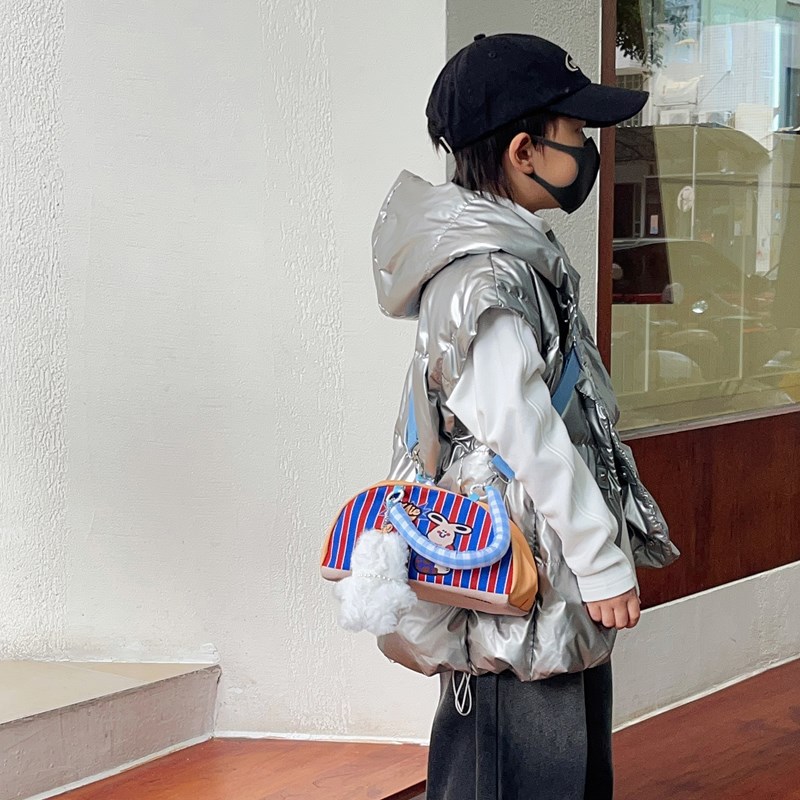 Versión coreana del popular bolso de hombro para niños y niñas, bolso de bebé semicircular a rayas de moda, nuevo bolso para niños con colgante