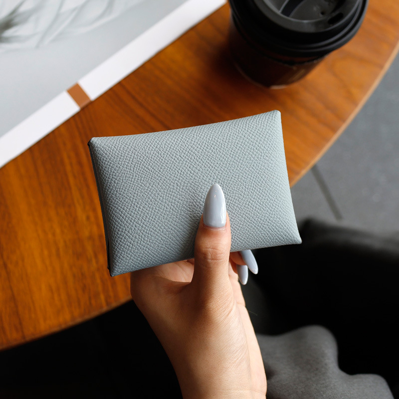 おしゃれなカバンの女性の本革の掌紋の名刺はシンプルで小さい香りの風のカードは会議の贈り物を包んで代行します。