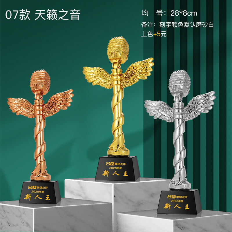 Notas musicales Trofeo de cristal Grabado Micrófono dorado Canto de micrófono Concurso de piano Anfitrión Discurso Buena voz