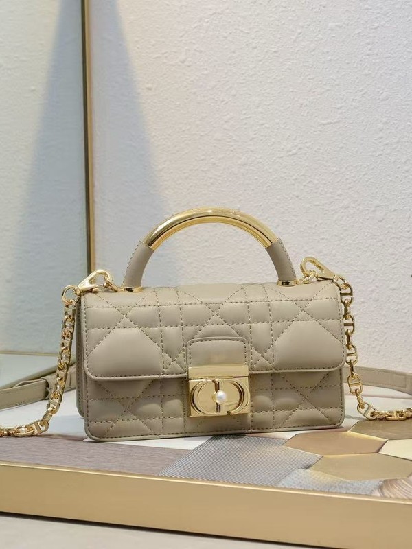 D家の女性のハンドバッグの黒色の小さい牛革の針法の古い金色のハンドルの新型のCDのバックルの藤の格の本革の女性のカバン|undefined