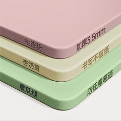 学生の目を厚くして机のマットを保護します。子供はテーブルクロスを勉強します。