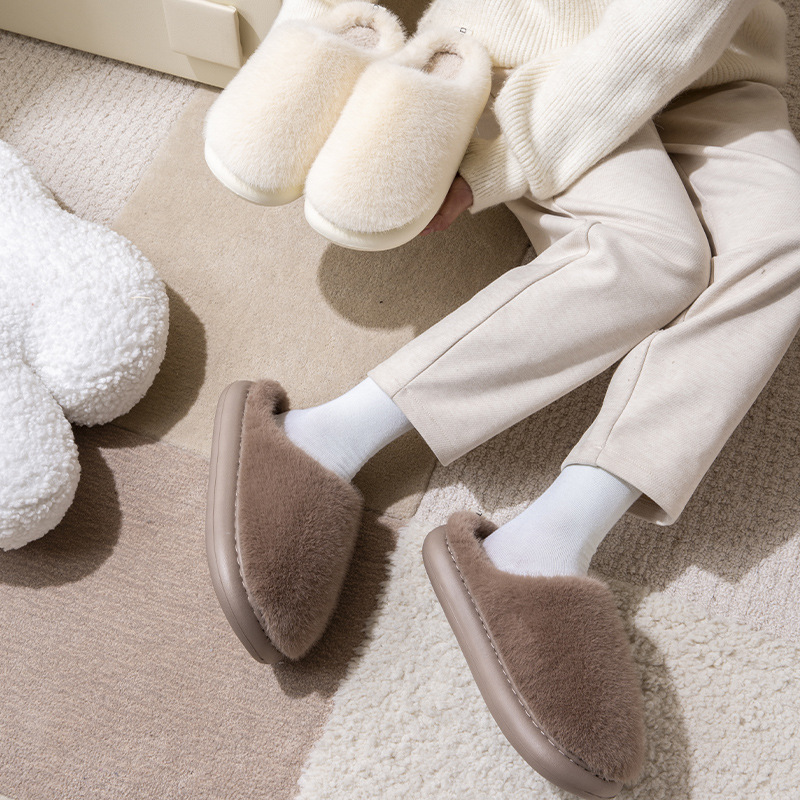 Zapatillas de algodón para mujeres otoño e invierno de peluche 2025 nuevos zapatos para el hogar de interiores con peluche grueso de suela suave de algodón para hombres