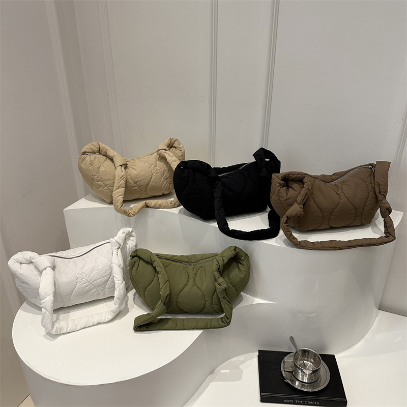 Moda de algodón de gran capacidad 2023 nuevo plegado nube bordado línea simple ocio bolsas de brazo para mujeres