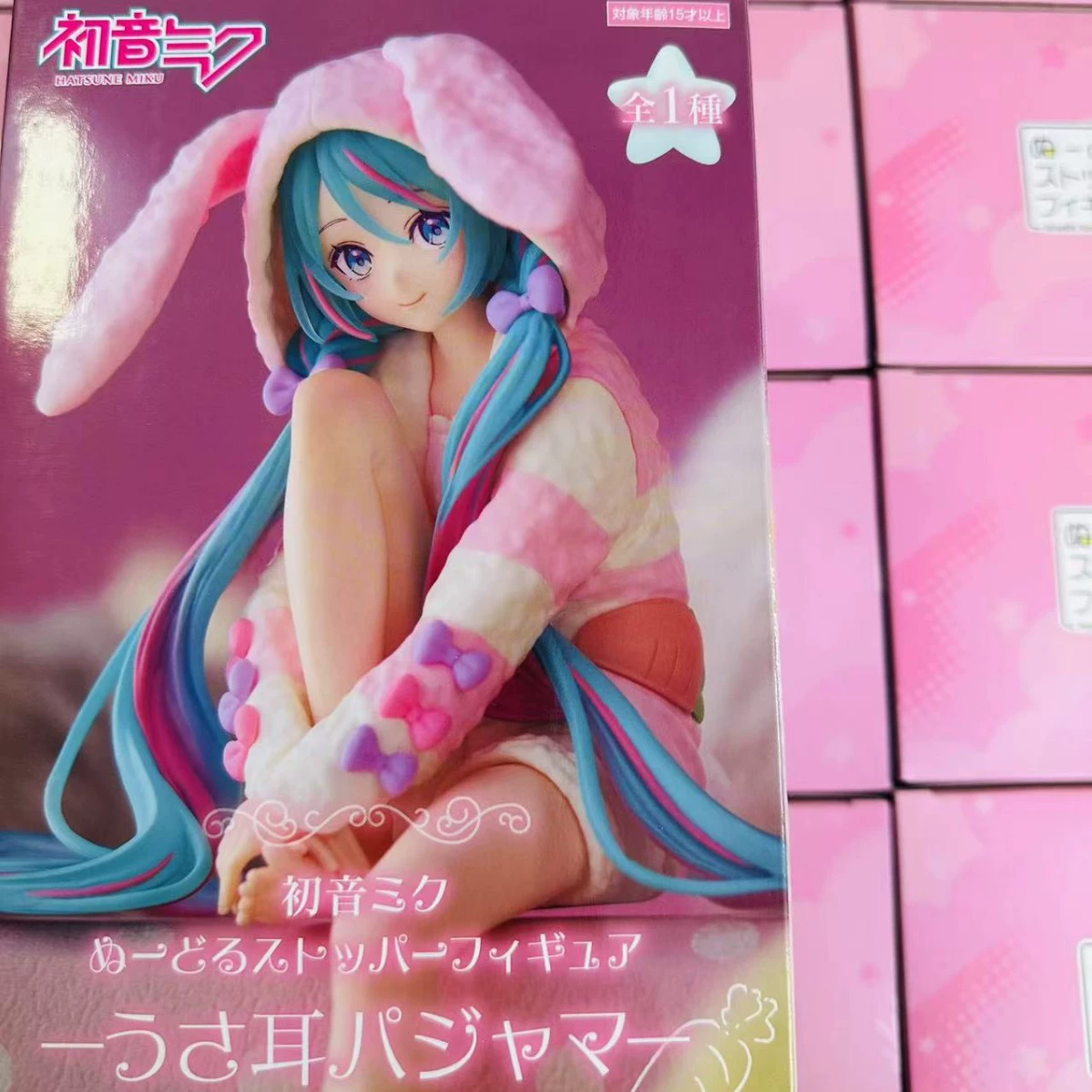 Фигура FURYU Hatsune Miku — пижама с ушками кролика, поза сидя, коллекционная, маленькая 0.005 кг