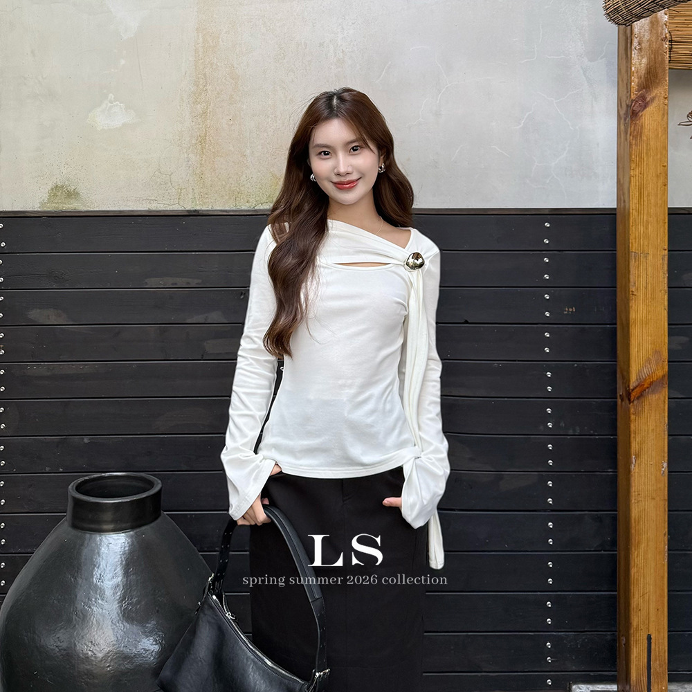 [LS New Brand] Black Label Minimalist Designer Brand, Early Spring New Arrival: Minimalist Fashion Design Slim Fit Top for Women, Size 30536