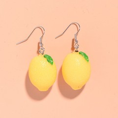 全立体のレモンの実のイヤリングは清新で可愛いです。