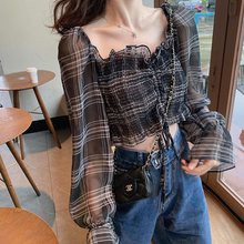 早秋别致短款衬衫女2025新款设计感小众格纹甜美方领雪纺上衣小衫