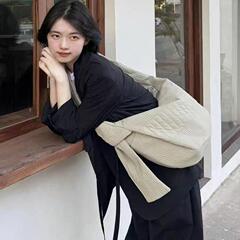 田さんは同じタイプの斜めショルダー雲バッグの女性韓系ギョーザのバッグを持っています。