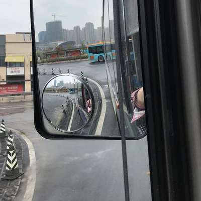 Large truck reversing small: Large field of view rear view auxiliary mirror