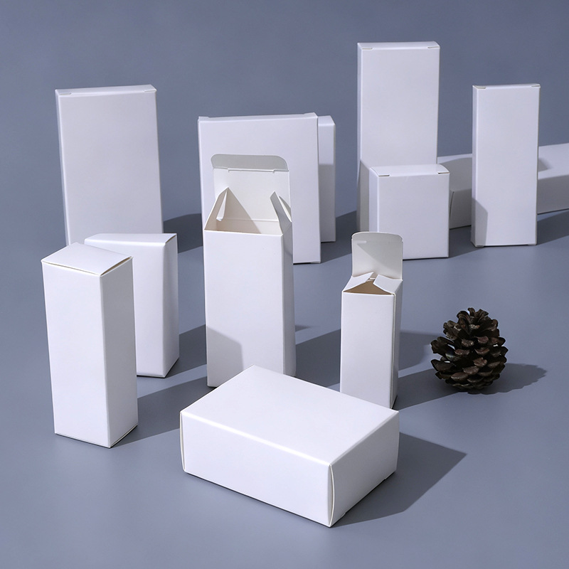 En stock pequeña caja blanca caja de enchufe rectangular caja de embalaje neutral 300g cartón blanco caja pequeña caja de cartón blanco al por mayor
