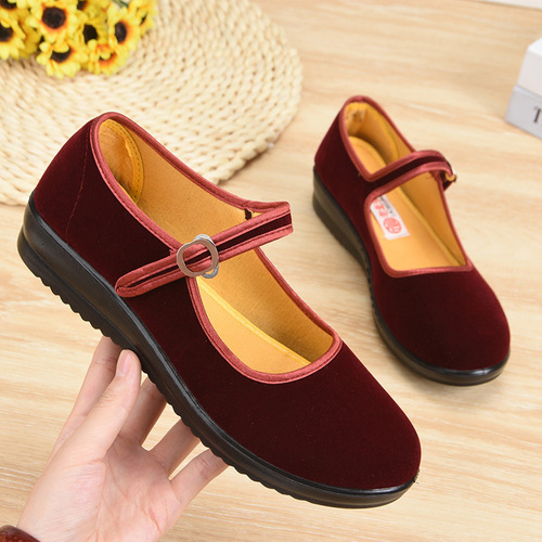 Old Beijing cloth shoes women's red dance shoes square dance shoes breathable and comfortable mom's shoes flat cloth shoes soft sole women's shoes