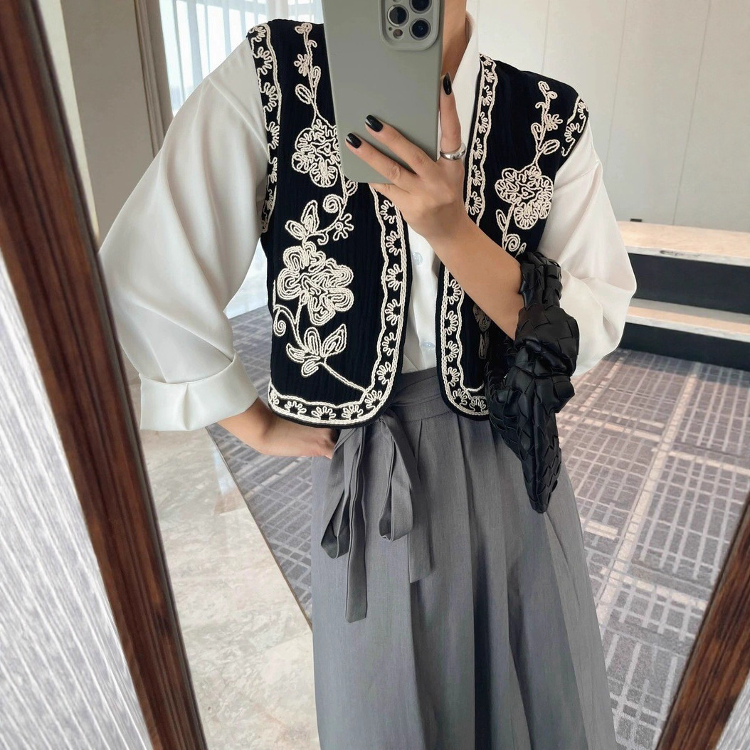 Nanyou Original Design Women's Spring and Summer New Black and White Contrasting Flower Embroider Sleeveless Vest Is a Must-Have for Fashionable Layering