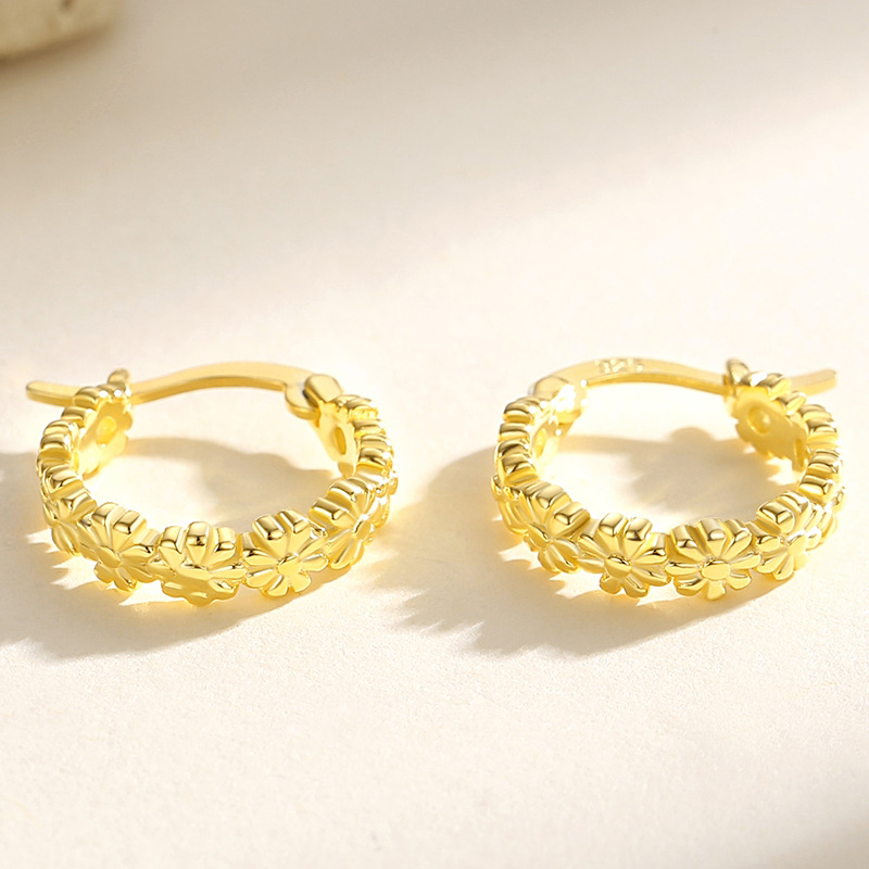 Pendientes simples de plata 925 pequeña flor margarita pendientes elegantes de las mujeres retro plata lisa pulida pendientes de alto grado al por mayor