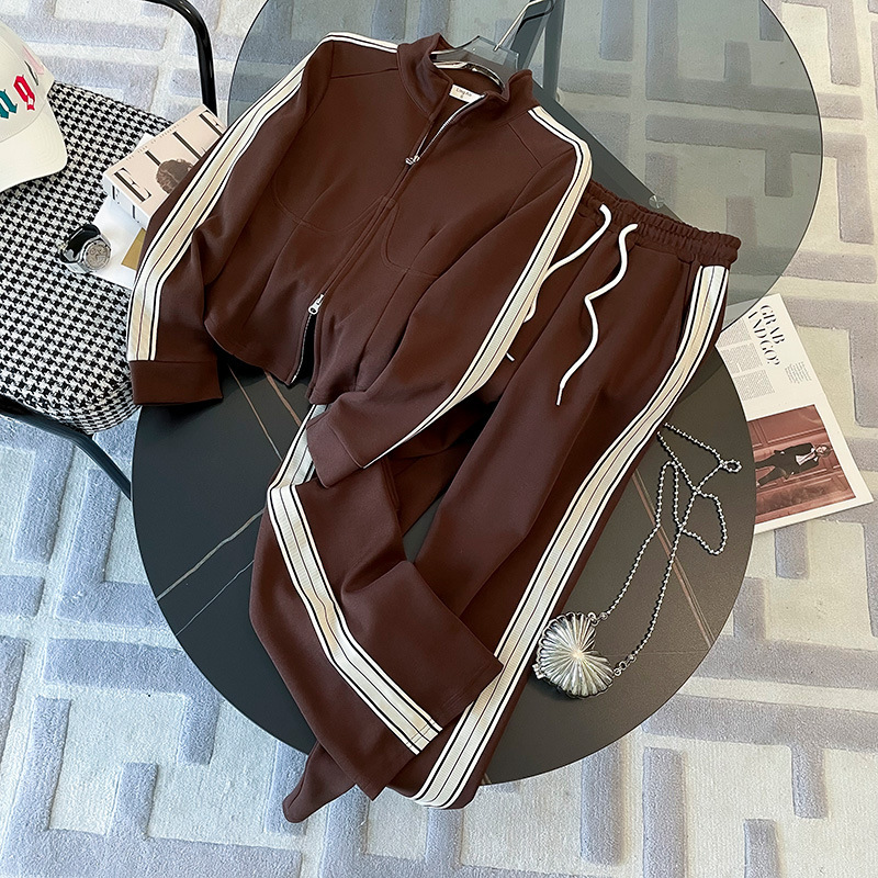 Coffee-Colored European-Style Sports Casual Suit for Women, Autumn and Winter Design, Stylish Sweatshirt with Fleece-Lined Wide-Leg Pants, Two-Piece Set, Hot Item Coffee-Colored European-Style Sports Casual Suit for Women, Autumn and Winter Design, Stylish Sweatshirt with Fleece-Lined Wide-Leg Pants, Two-Piece Set, Hot Item