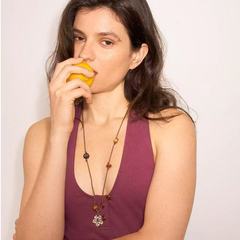 ニッチレトロなフジの花ビーズネックレス、ファッショナブルでハイエンドのスタック可能な真鍮銀メッキフジの花ペンダントセーターチェーン