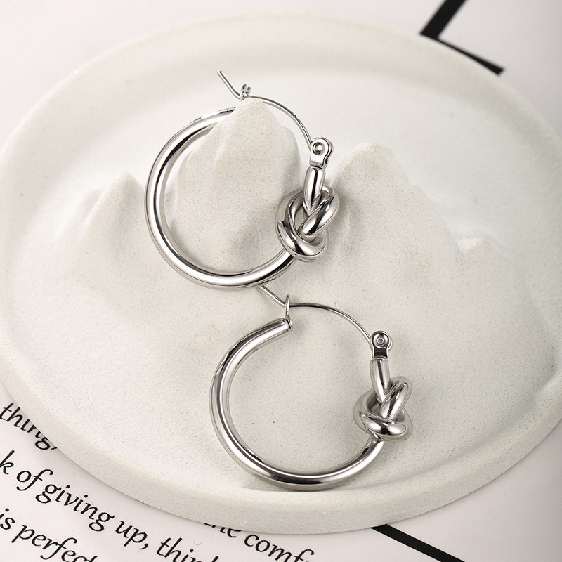 Xuping joyería pendientes de acero inoxidable personalidad europea y americana pendientes fríos geometría simple pendientes de torsión al por mayor mujeres