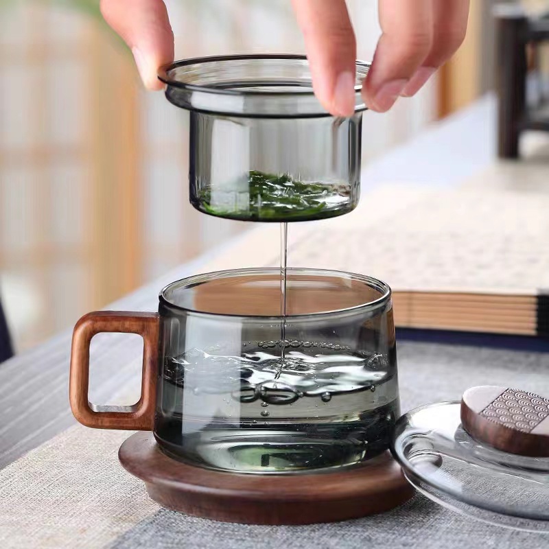 Taza de té gris ahumado de madera Taza de muelle de vidrio con alto contenido de borosilicato Taza de tres piezas de pequeña capacidad con separación de té con filtro