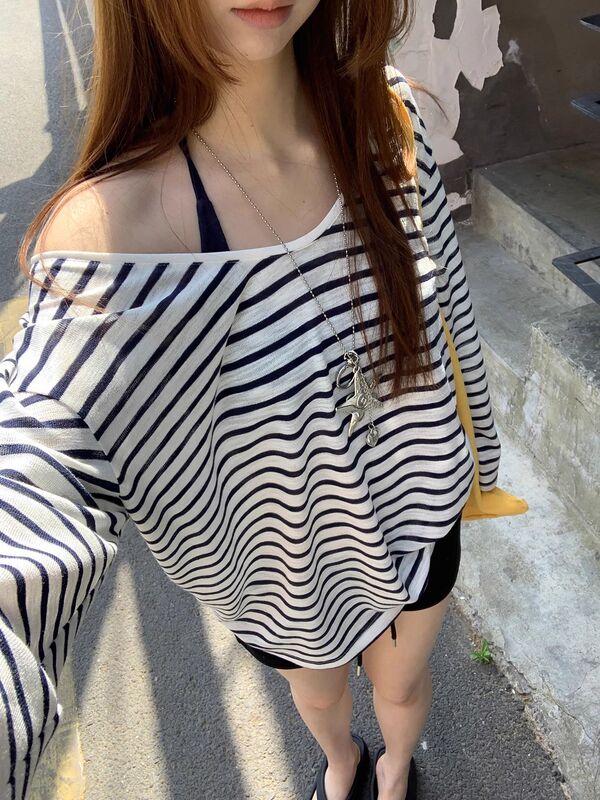 日焼け止めブラウス女性の夏のootdウェア2025新しい長袖tシャツ女性のルーズストライプ斜めショルダートップ卸売|undefined