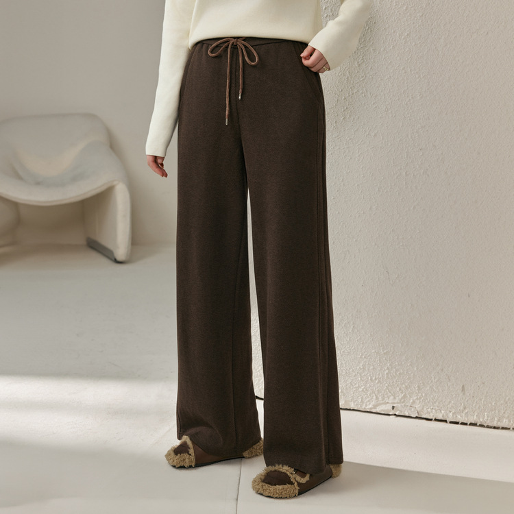 коричневый