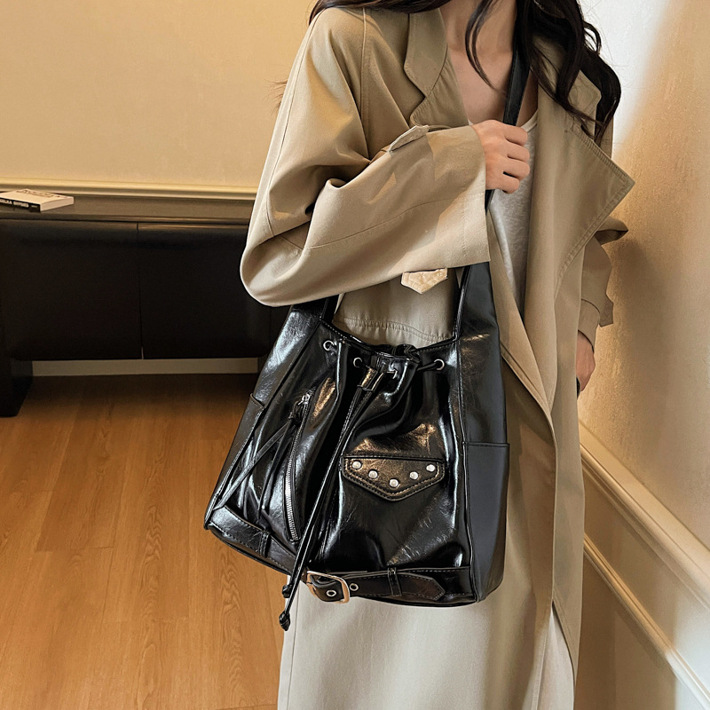 Bolso transfronterizo para mujeres otoño y invierno 2025, nuevo bolso de cubo de cuerda para mujeres, bolso de hombro de bolsillo para salir a la trayectoria.