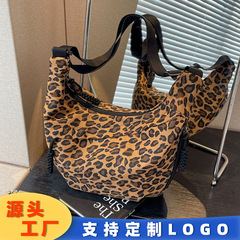 小众豹纹帆布饺子包运动风休闲百搭流行布包便携时尚单肩斜挎包
