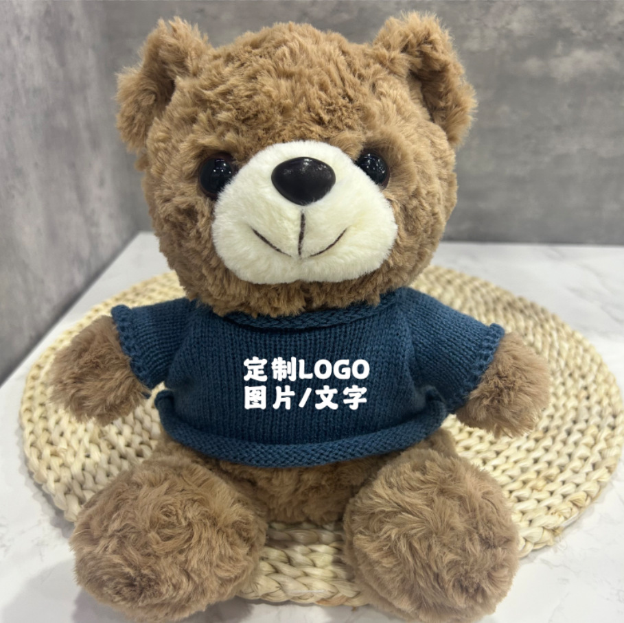Los juguetes de peluche lindos se pueden combinar con logotipos impresos para enviar muñecas de muebles a amigos y vecinos.