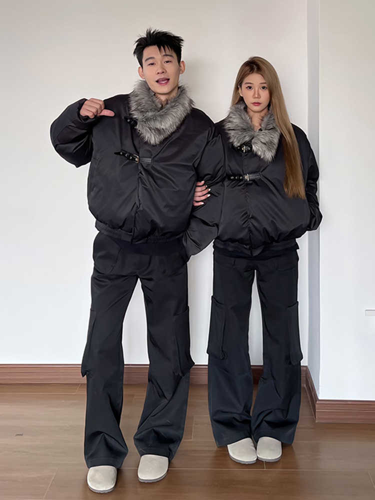 アメリカの襟のジャケットの綿服の男性の冬の短いタイプの厚い座山の彫刻のコートは設計感のカップルの綿入れの上着を解体します。