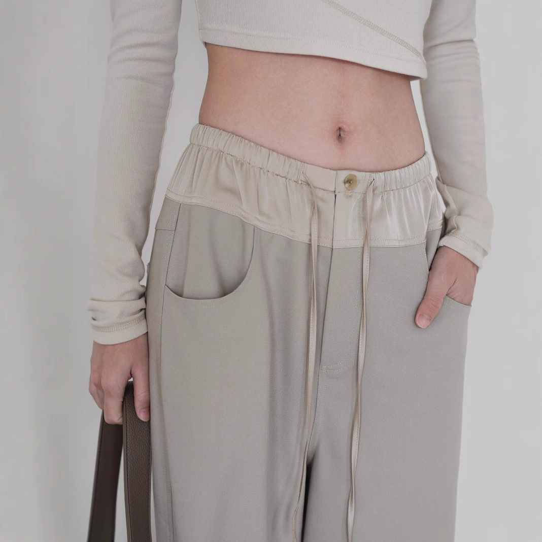 垂れ下がった感じの色合わせの新しいヨガのズボンの女性はゆったりとしていて、やせています。