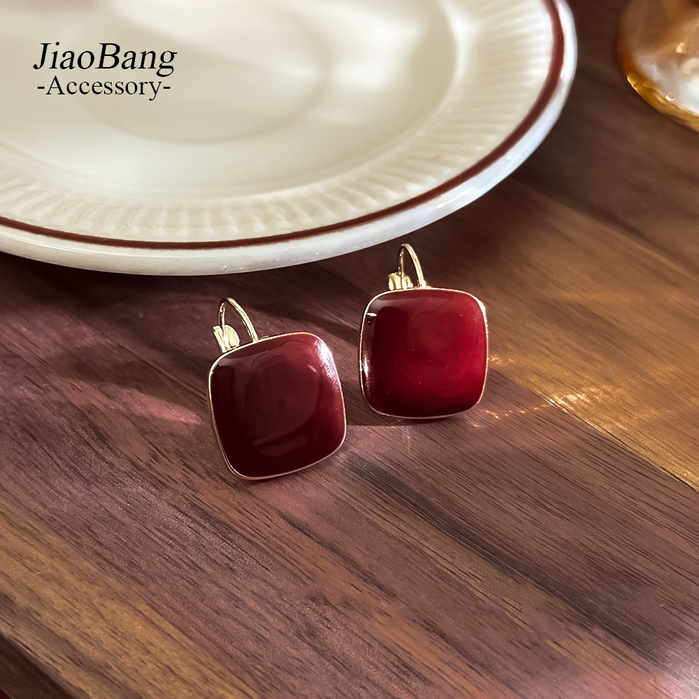 Pendientes geométricos con aguja de plata vino rojo goteando aceite Pendientes de temperamento de moda simples y versátiles Pendientes de alta gama de lujo ligero al por mayor