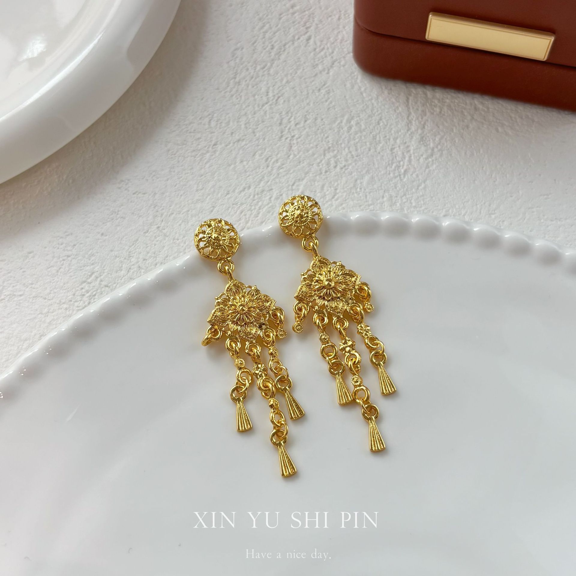 Boucles d'oreilles pendantes fleurs dorées style chinois luxe_voghion.com