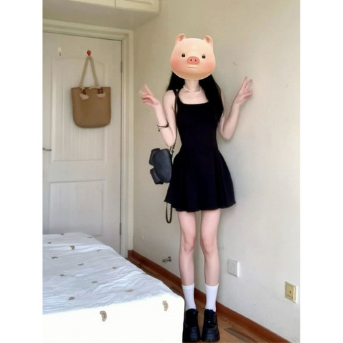 Herben-style black spaghetti strap dress for women, summer hot girl, waist-cinching, high-end, slimming, temperament, little black dress, short skirt
