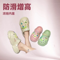 洞窟の靴の女性は韓国版のアニメを着ています。夏はビーチの頭の厚い底の半スリッパを履いています。