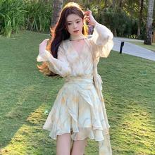2025秋季茶歇v领泡泡袖雪纺黄色碎花连衣裙收腰不规则仙女短裙