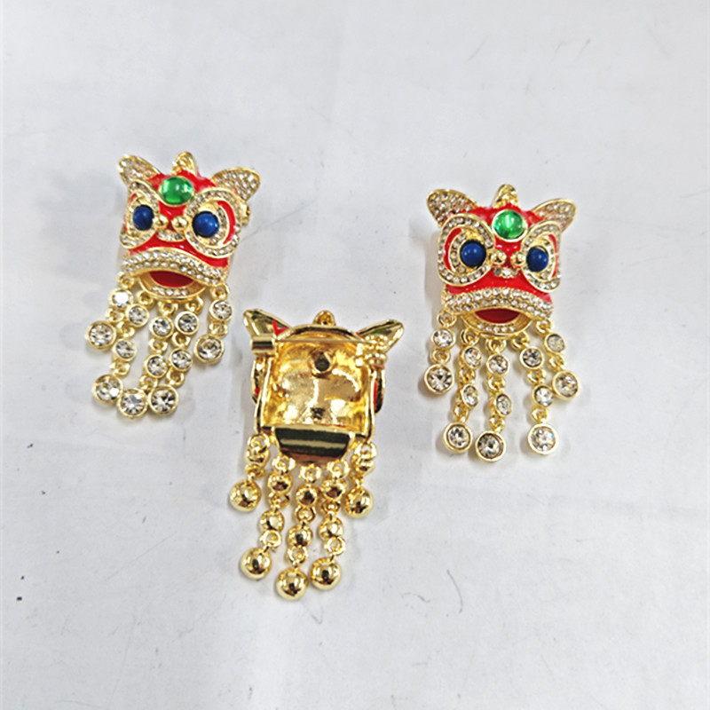 Festive National Trend Lion Dance Brooch with Rhinestones and Tassels, Enamel Pin, Chinese Retro High-End Clothing Accessory