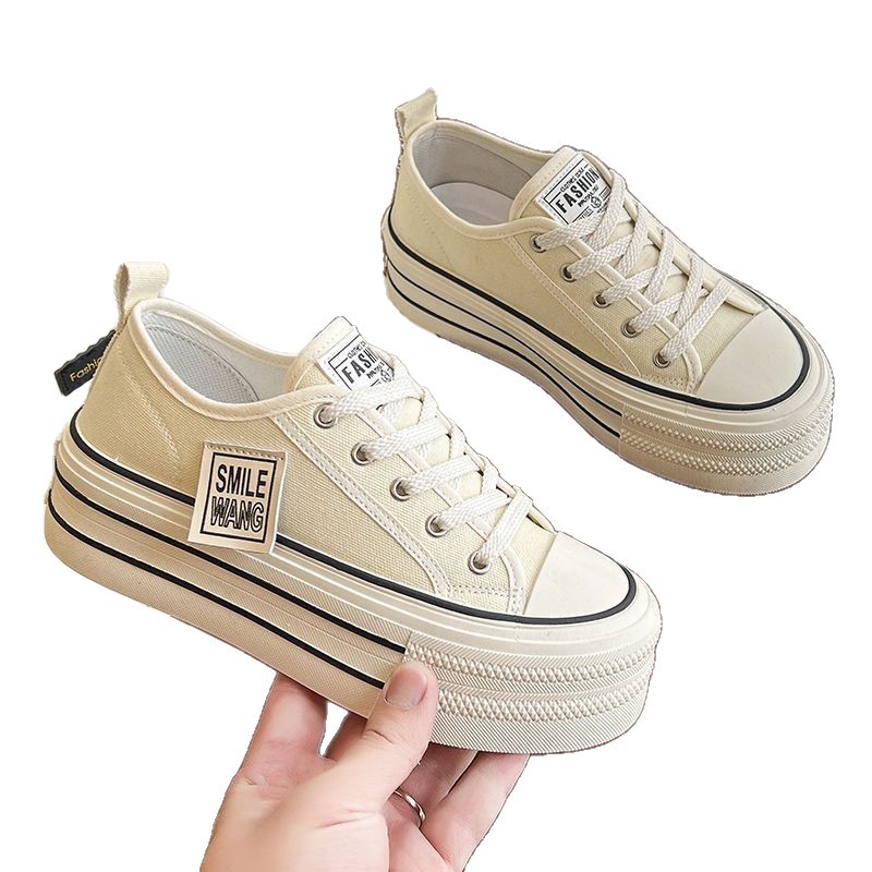 Zapatos de lona de suela gruesa para mujeres 2025, primavera y verano nuevos zapatos blancos coreanos pequeños aumentan lazos bajos zapatos de tablero para mujeres