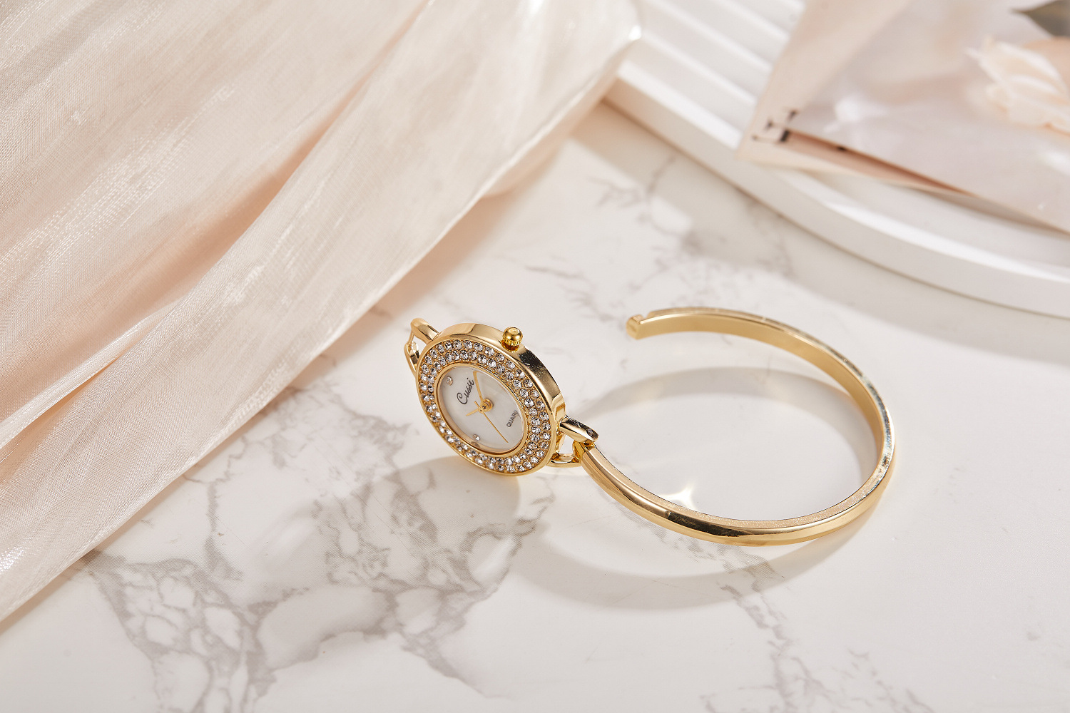 Orologio da donna elegante con bracciale traforato alla moda_voghion.com