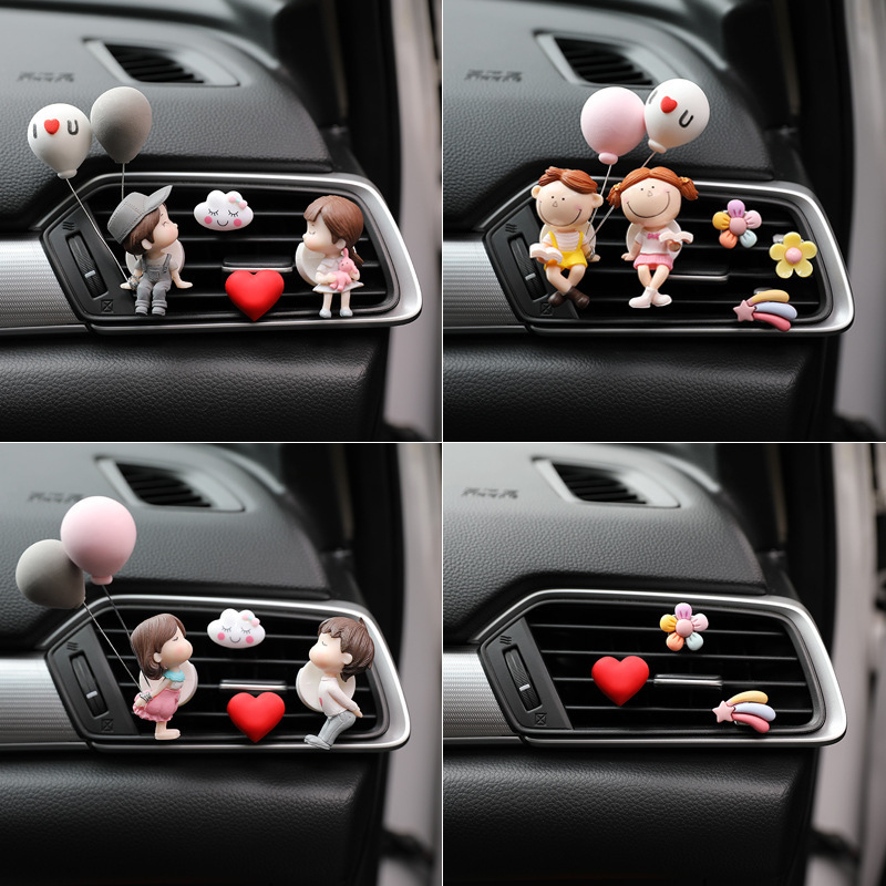 車の香水のかわいいエアコンの噴出口は漫画の自動車の薄い香りをつけて車の上のカップルの置物の風口を飾って飾ります。|undefined