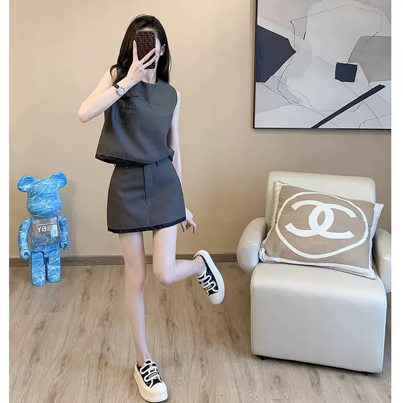 Лето 2025, новый стиль, простой королевский стиль, уличная мода, гонконгский стиль, костюм, жилет, топ, короткая юбка, комплект из двух предметов