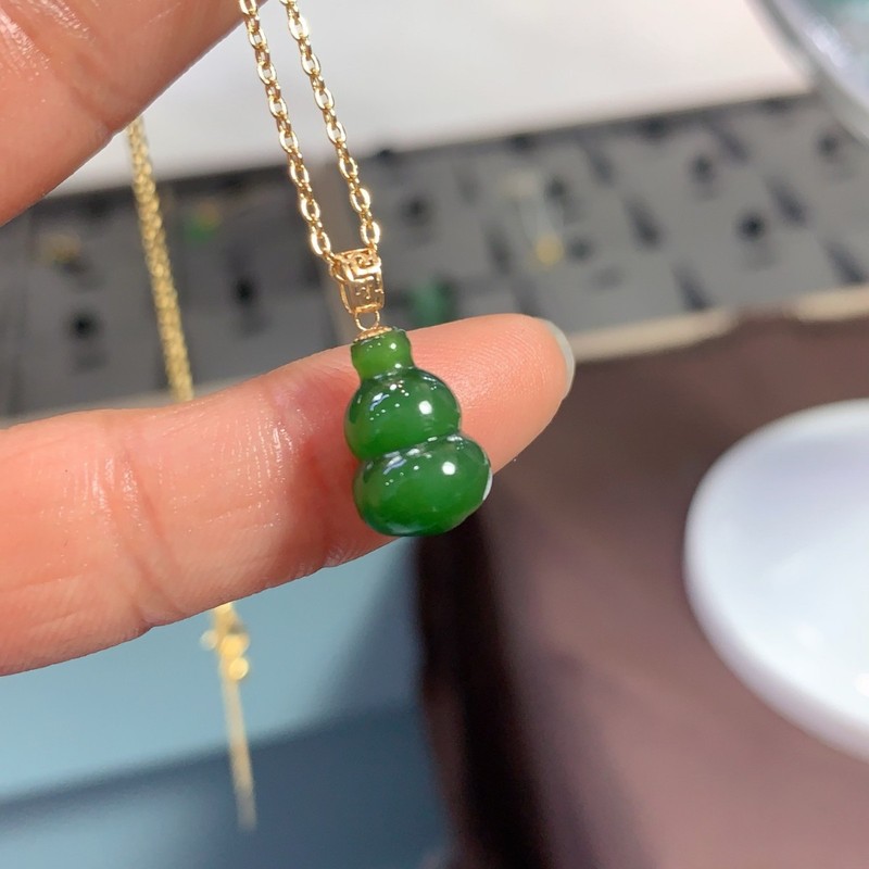 天然ホータン翡翠ジャスパーほうれん草グリーン立体ひょうたんペンダント 18K ゴールドバックルヘッド象嵌牧歌的なスタイルの祝福ペンダント|undefined