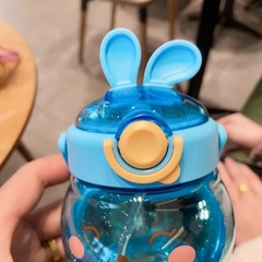 可愛小兔子兒童戶外運動水壺卡通大容量塑料水杯配背帶吸管杯