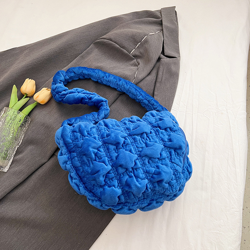 Nuevas nubes plisadas envuelven a las mujeres han bangchao nicho terciopelo envuelve albóndigas casuales envueltas en moda envueltas en un hombro y axilas