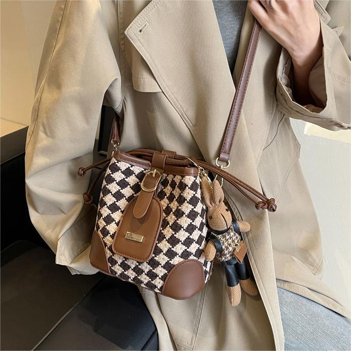 Nicho de diseño retro bolsa de rombo bolso de las mujeres 2023 nuevo de alto grado sentong Qin bolsa de mensajero bolso de cubo de moda todo fósforo