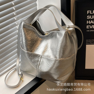 Women's bag 2024 new soft leather portable commuter bucket bag women's fashionable all-match large capacity shoulder messenger bag
