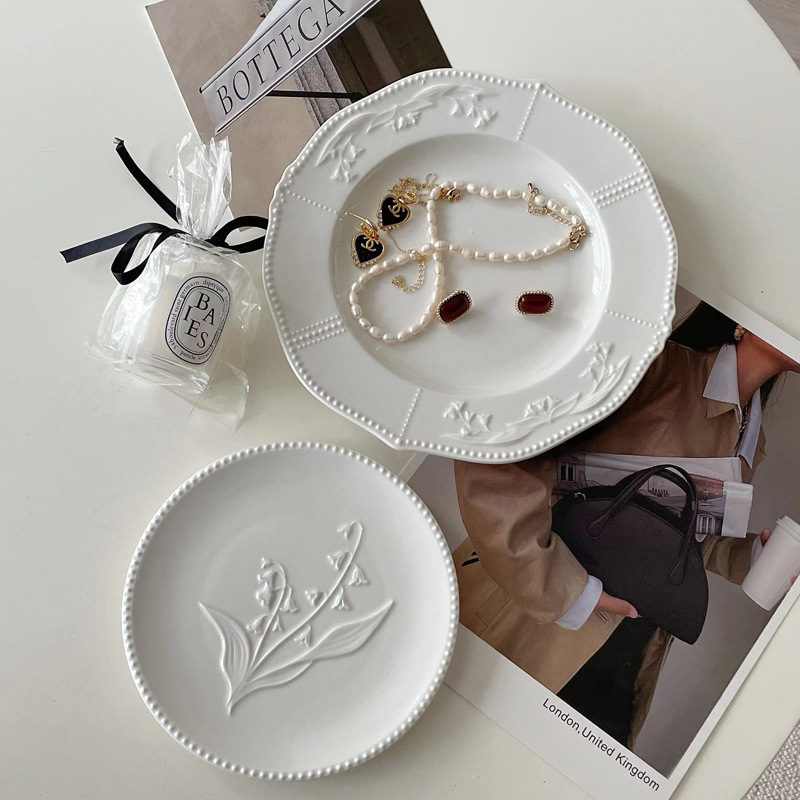 Embossed Lily of the Valley plate! Medieval relief ceramic plate high temperature porcelain dessert dessert cake plate Korean ins Embossed Lily of the Valley plate! Medieval relief ceramic plate high temperature porcelain dessert dessert cake plate Korean ins